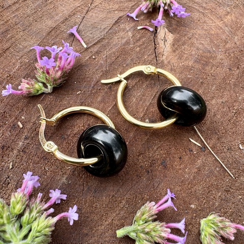 Aros jupiter de acero quirúrgico dorado con obsidiana negra