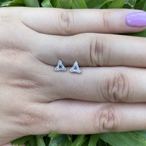 Aros triangulo en Plata 925 con baguettes