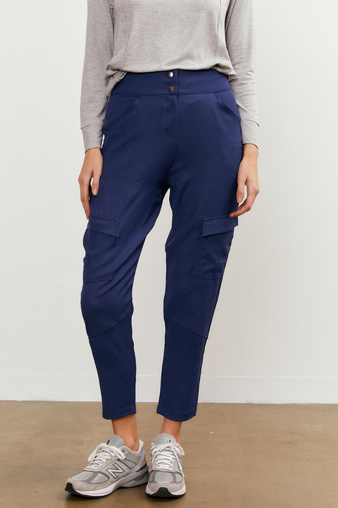 PANTALON CON RECORTES Y BOLSILLOS LATERALES SOHO BONJOUR LULU (95.S6616)